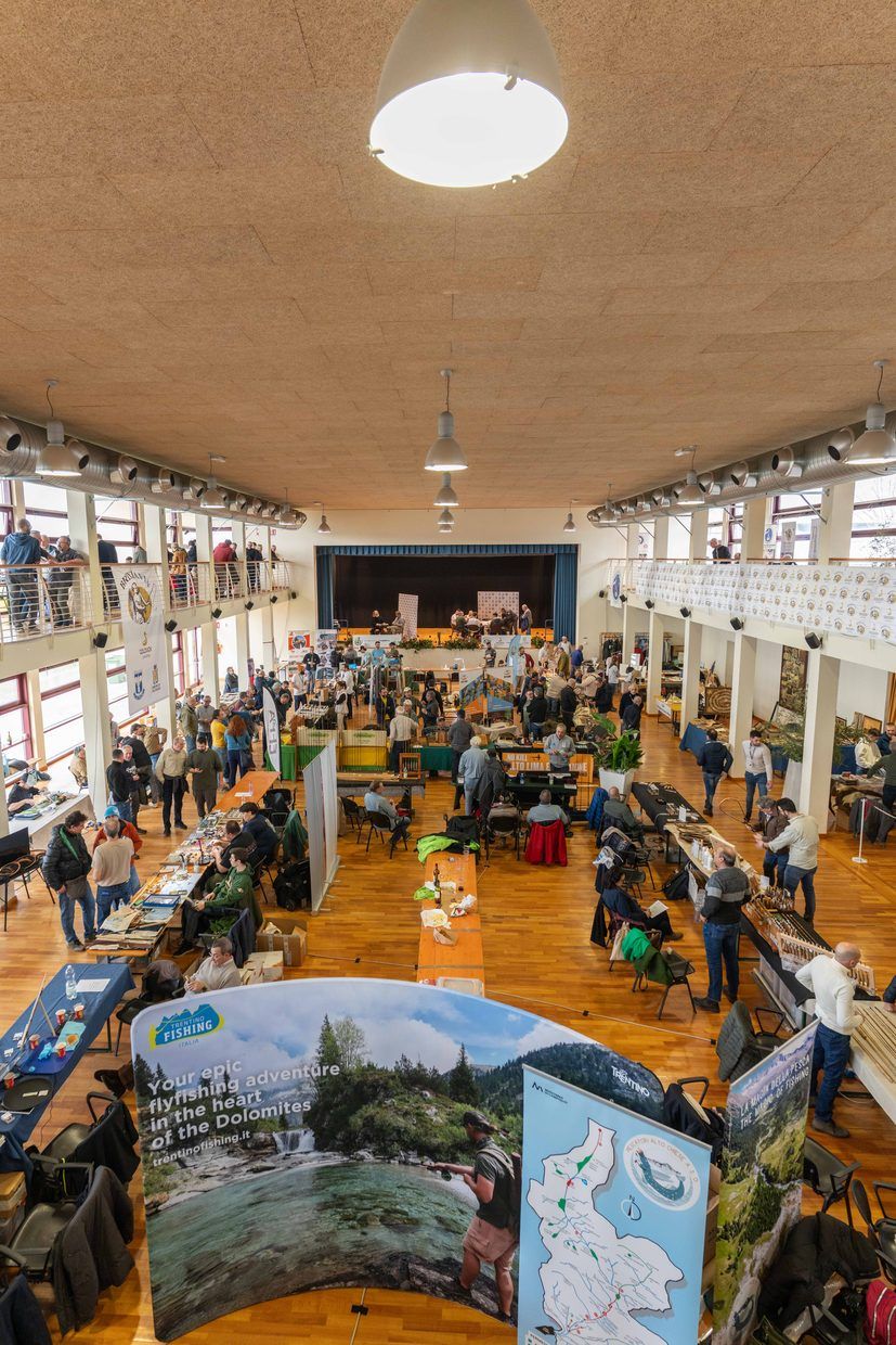 La sala vista dal ballatoio, con gli stand in primo piano e il palco in fondo