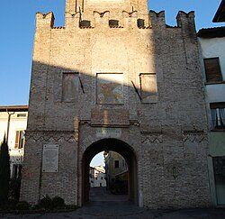 La torre d'ingresso del castello di Calvisano