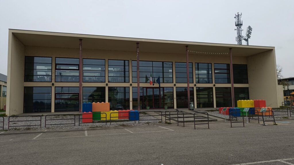 La facciata vetrata della Sala Polivalente di Calvisano vista dal piazzale