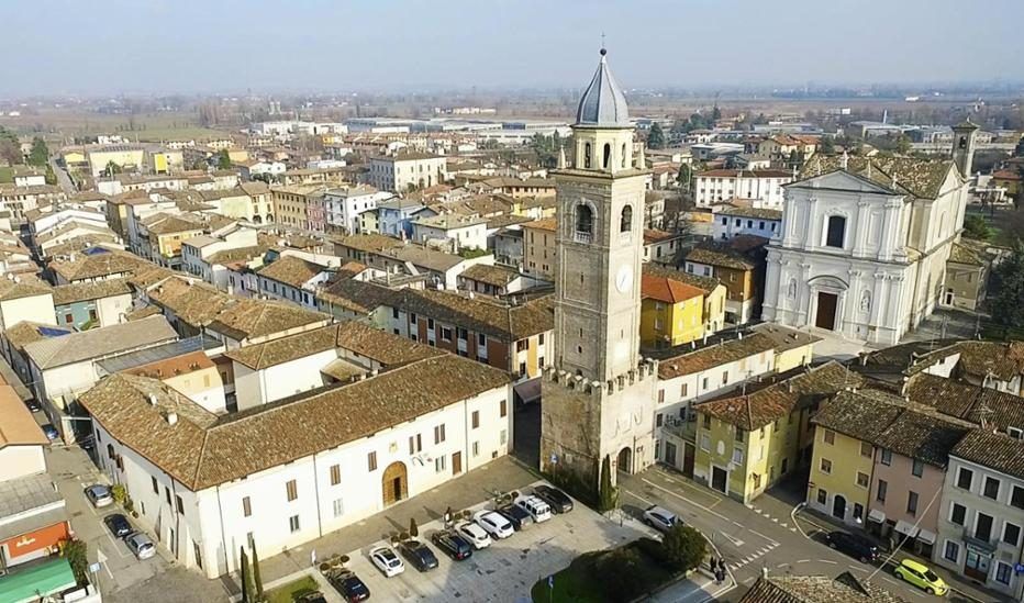 Calvisano vista dall'alto: il campanile, la piazza e i portici del centro storico