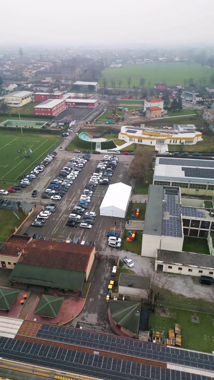 Vista aerea della Sala Polivalente con il tendone bianco e il parcheggio gremito